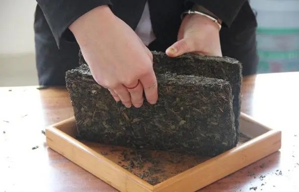 2022年怎么撬普洱茶磚？